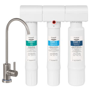 Technicien MD EAU installant un adoucisseur d'eau Ecowater
